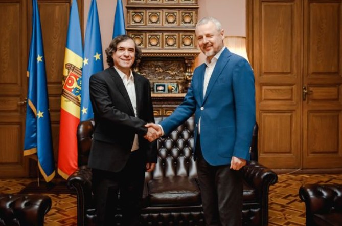 Mircea C Rt Rescu A Fost Decorat De Pre Edinta Republicii Moldova Maia