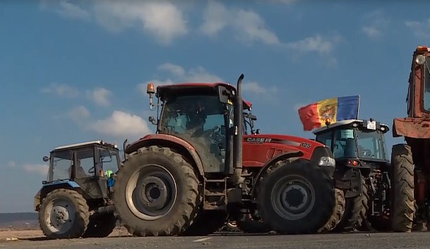 Câteva sute de fermieri au reluat protestele cu tractoarele pe şoselele