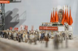 Figurine reprezentând un miting sovietic.