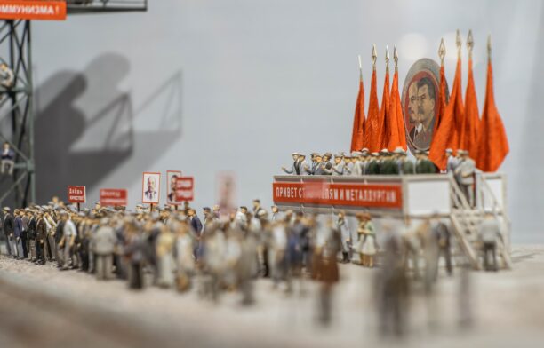 Figurine reprezentând un miting sovietic.
