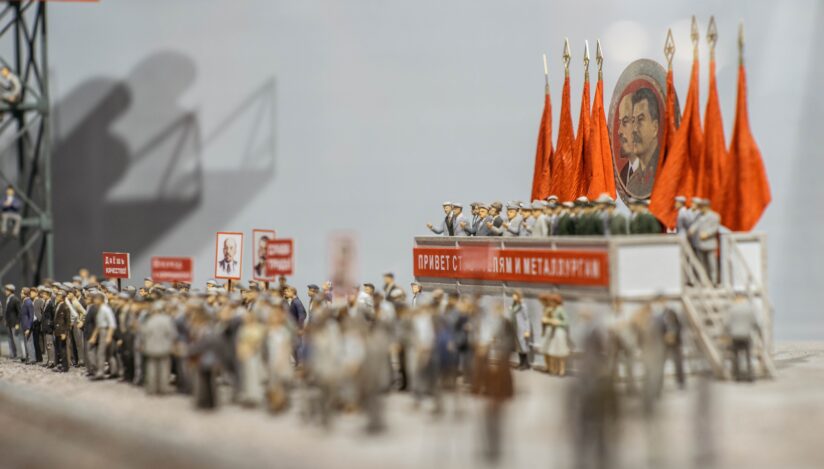 Figurine reprezentând un miting sovietic.