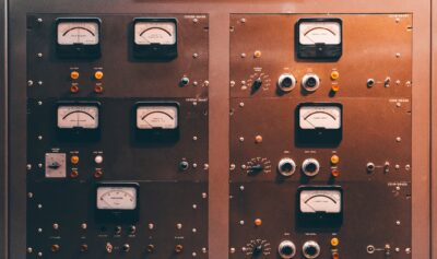 O poză generică din camera de control a unei centrale nucleare.