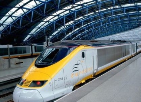 Eurostar face legătura feroviară între Londra şi Paris, Bruxelles şi Amsterdam
