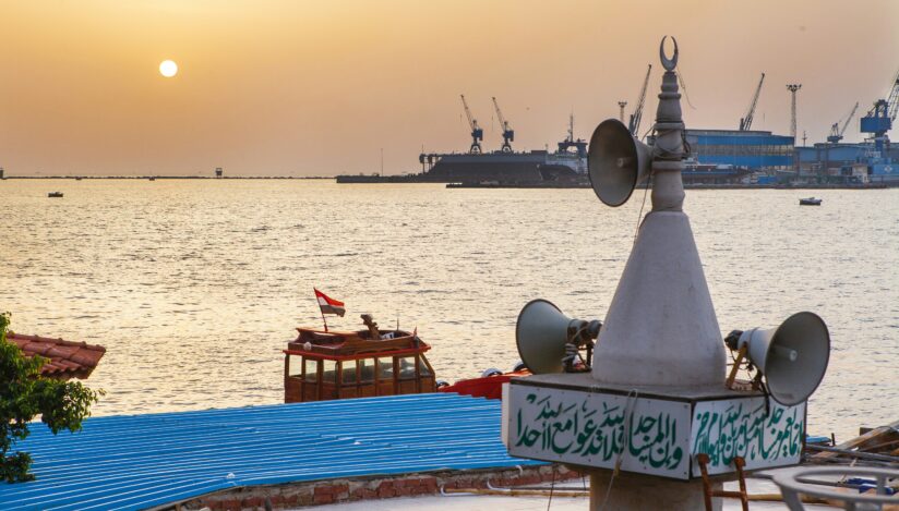 Vedere asupra Canalului Suez.