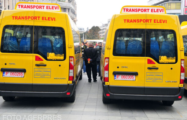 Microbuz elevi. Transport elevi. Sursa foto: Agerpres