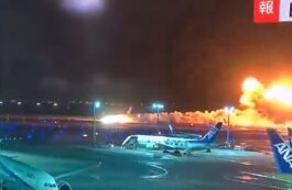 Avion în flăcări pe pista aeroportului Haneda din Tokyo