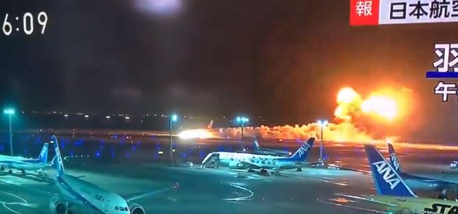 Avion în flăcări pe pista aeroportului Haneda din Tokyo