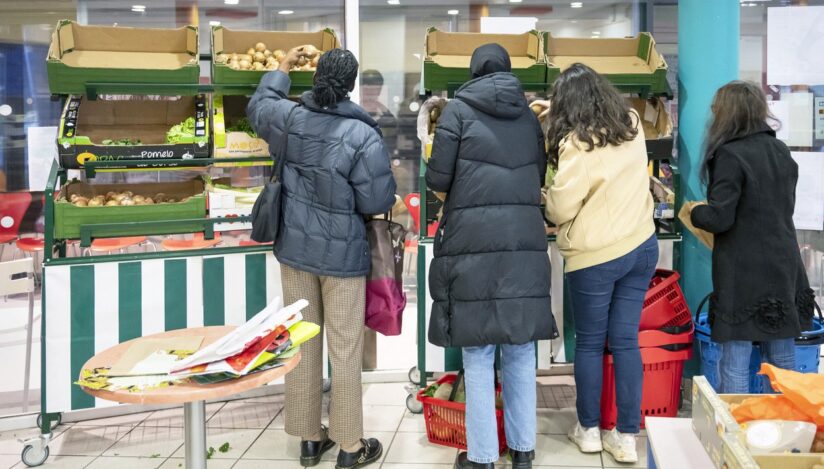 La Universitatea din Poitiers, un magazin alimentar social vinde studenților produse alimentare și de igienă ieftine. Sursa foto: Profimedia