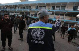 Angajat al Agenţiei ONU pentru refugiaţi palestinieni (UNRWA). Sursa foto: Profimedia