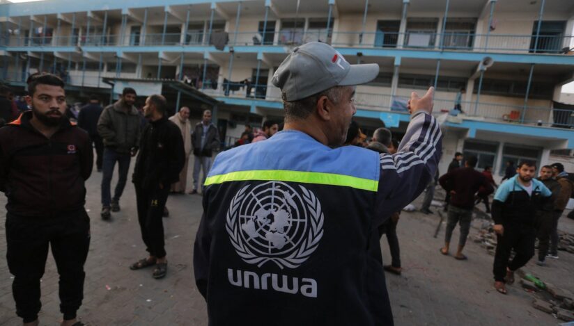 Angajat al Agenţiei ONU pentru refugiaţi palestinieni (UNRWA). Sursa foto: Profimedia