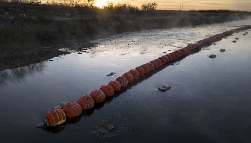 Barieră plutitoare instalată pe râul rio Grande, Texas. Sursa foto: Profimedia Images
