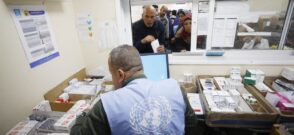 Lucrător al Agenției Națiunilor Unite pentru refugiații palestinieni. Sursa foto: Profimedia