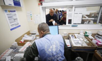 Lucrător al Agenției Națiunilor Unite pentru refugiații palestinieni. Sursa foto: Profimedia