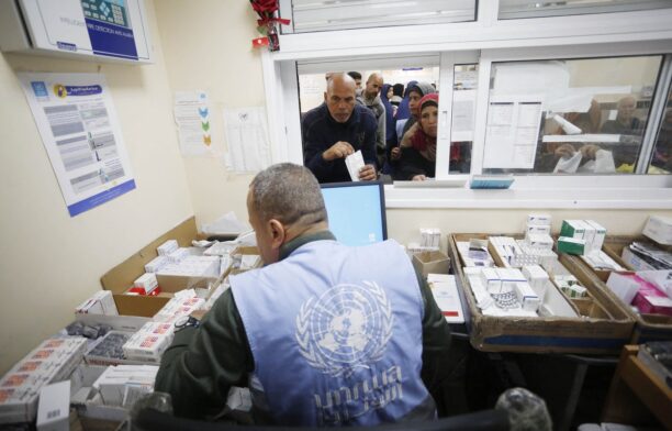 Lucrător al Agenției Națiunilor Unite pentru refugiații palestinieni. Sursa foto: Profimedia