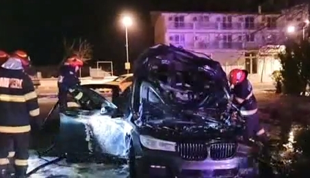 Incendiu produs la o mașină hibridă