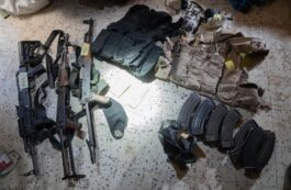 IDF anunţă că a găsit puști AK-47, RPG-uri, muniție, echipamente militare într-un complex din orașul Khan Younis / Sursa https://twitter.com/IDF