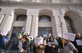 Membri ai Sindicatului Aeroportuar 'Henri Coanda' protesteaza in fata sediului Ministerului Finantelor. Sursa foto: AGERPRES FOTO