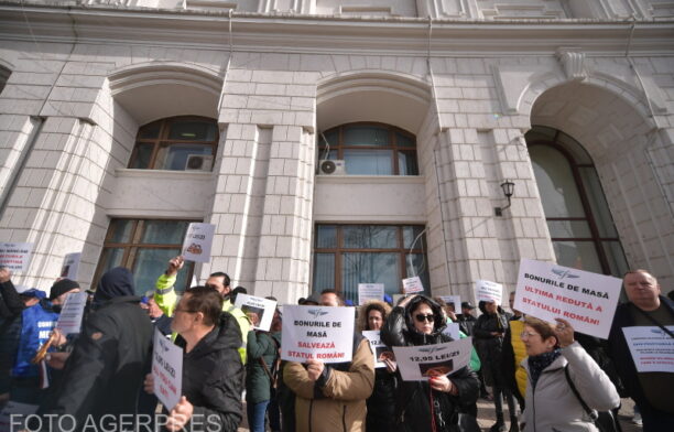 Membri ai Sindicatului Aeroportuar 'Henri Coanda' protesteaza in fata sediului Ministerului Finantelor. Sursa foto: AGERPRES FOTO