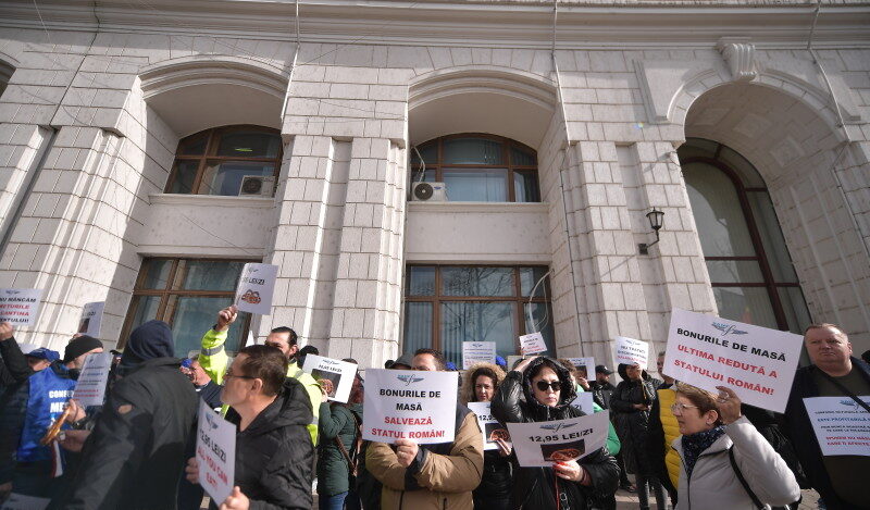 Membri ai Sindicatului Aeroportuar 'Henri Coanda' protesteaza in fata sediului Ministerului Finantelor. Sursa foto: AGERPRES FOTO