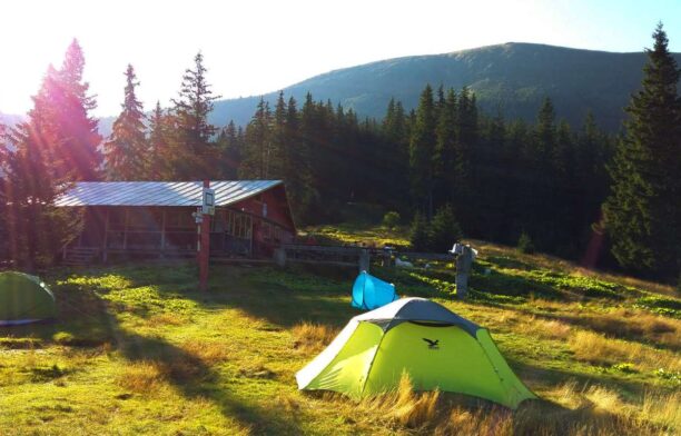 Cabana Bârcaciu, aflată la peste 1.500 de metri în Munţii Făgăraş. Sursa foto: Facebook, Cabana Bârcaciu