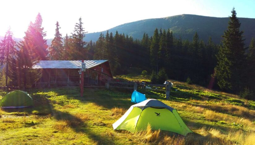 Cabana Bârcaciu, aflată la peste 1.500 de metri în Munţii Făgăraş. Sursa foto: Facebook, Cabana Bârcaciu