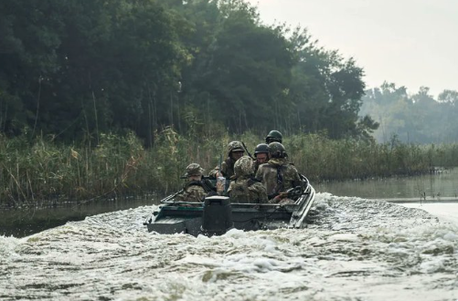 Peste 70.000 de militari ruși, staționați pe malul estic al râului Nipru / captură Kyiv Independent, Platforma X