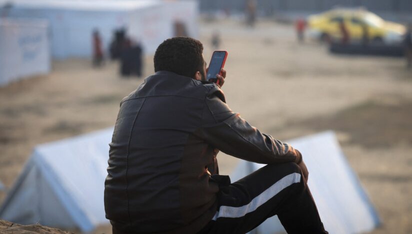 Palestinian care folosește o cartela SIM pentru a vea o convorbire telefonică. Sursa foto: Profimedia Images