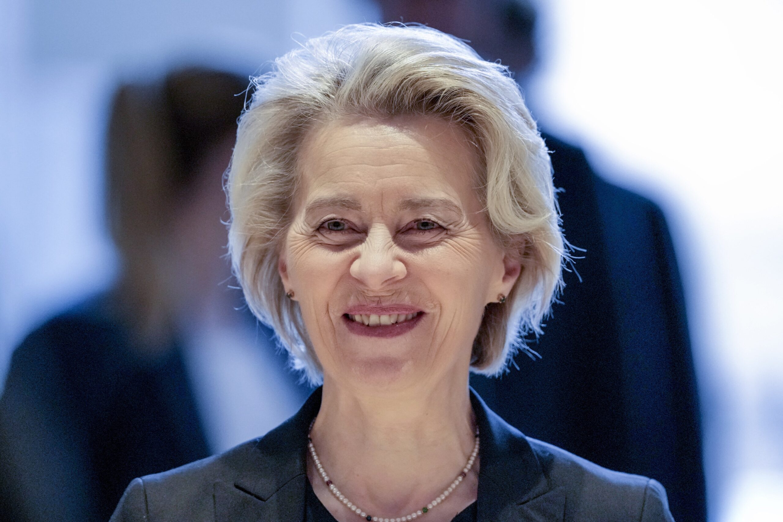 Eurodeputaţii afirmă că Ursula von der Leyen a cedat în faţa intereselor americane. Eurodeputat PPE: Abordarea arătată de preşedinta Comisiei Europene l-ar putea încuraja pe Trump să nu se oprească aici