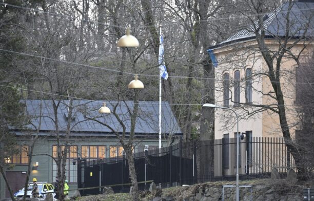 Mașină de poliție în fața Ambasadei Israelului din Stockholm. Sursa foto: Profimedia Images