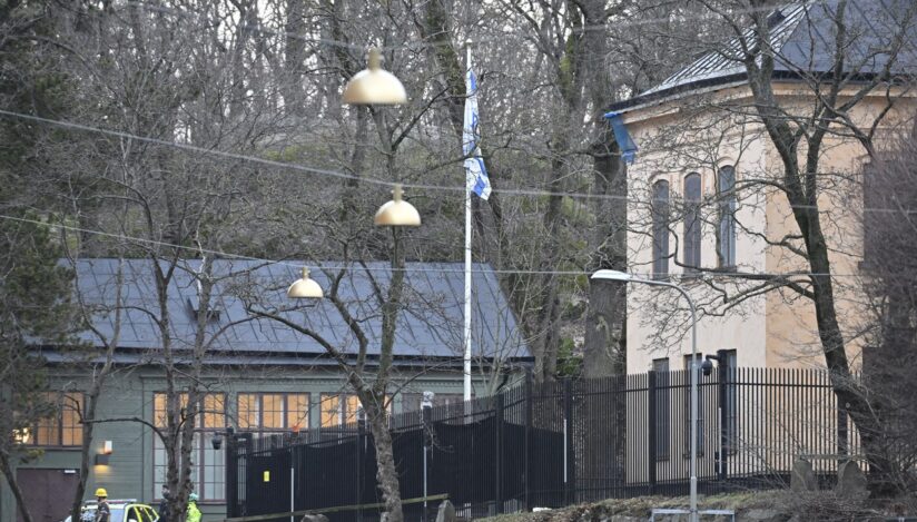 Mașină de poliție în fața Ambasadei Israelului din Stockholm. Sursa foto: Profimedia Images