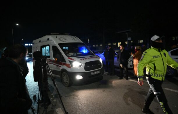 Ambulanță în Turcia. Ofițer de poliție în Turcia. Șapte angajaţi ai unei fabrici turceşti a grupului american Procter & Gamble. Sursa foto: Profimedia Images
