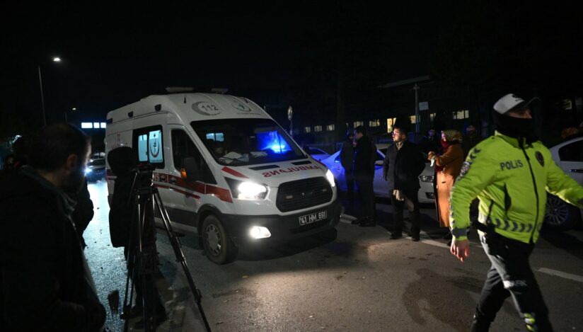 Ambulanță în Turcia. Ofițer de poliție în Turcia. Șapte angajaţi ai unei fabrici turceşti a grupului american Procter & Gamble. Sursa foto: Profimedia Images