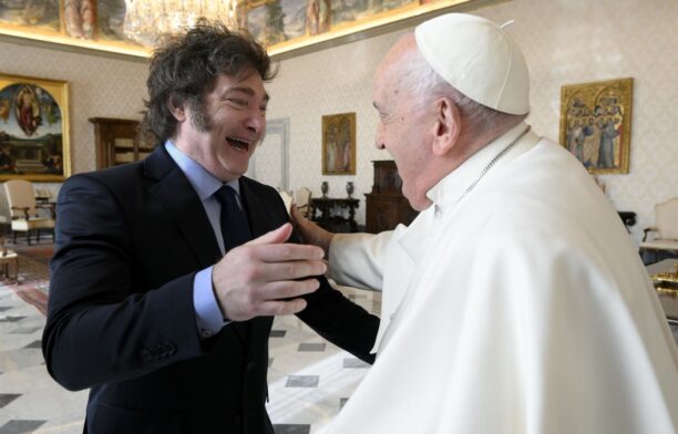 Președintele Argentinei Javier Milei a primit îmbrățișarea Papei Francisc. Sursa foto: Profimedia Images