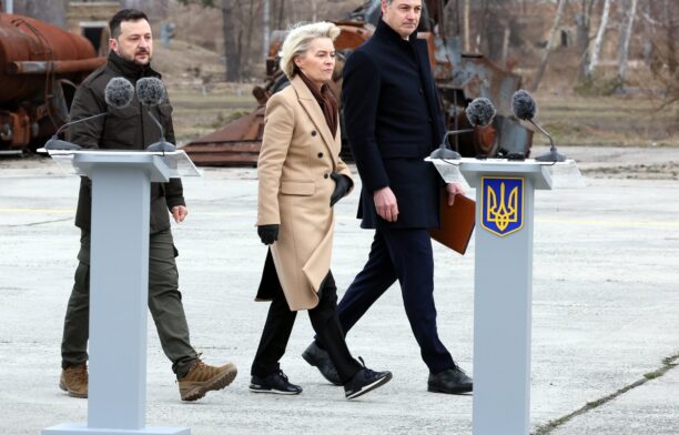 Preşedinta Comisiei Europene, Ursula von der Leyen și premierul belgian Alexander de Croo, în vizită la Kiev la împlinirea a doi ani de lansarea invaziei ruse în Ucraina. Sursa foto: Profimedia Images