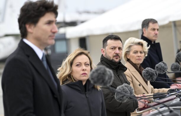 Volodimir Zelenski împreună cu premierul belgian Alexander de Croo, cel canadian, Justin Trudeau, şi de şefa guvernului italian Georgia Meloni, toţi veniţi la Kiev pentru a marca doi ani de la începutul invaziei ruse. Sursa foto: Profimedia Images