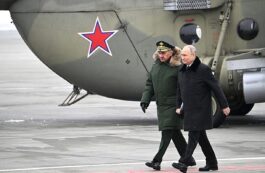 Vladimir Putin și Serghei Șoigu, la o fabrică de avioane. Sursa foto: kremlin.ru