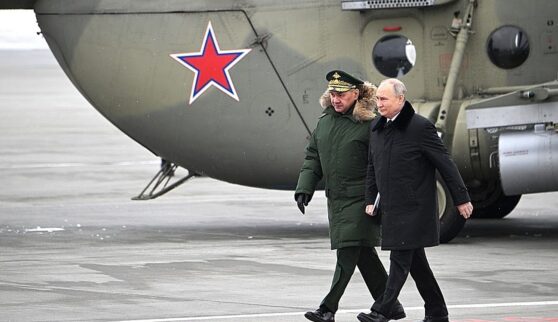 Vladimir Putin și Serghei Șoigu, la o fabrică de avioane. Sursa foto: kremlin.ru