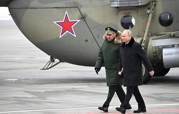 Vladimir Putin și Serghei Șoigu, la o fabrică de avioane. Sursa foto: kremlin.ru