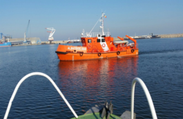 Incendiu la bordul unei nave cu 16 persoane, în rada Portului Sulina  / Foto ARSVOM