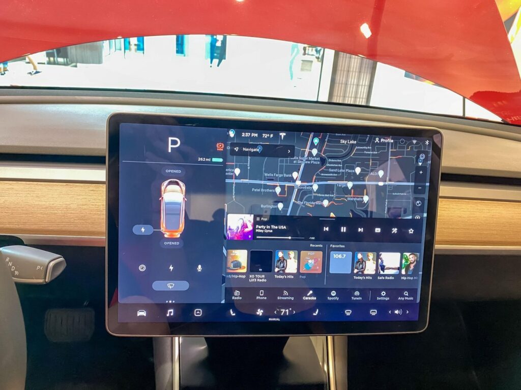 Ecranul tactil al unui autoturism Tesla Model 3. Sursa foto: Profimedia Images