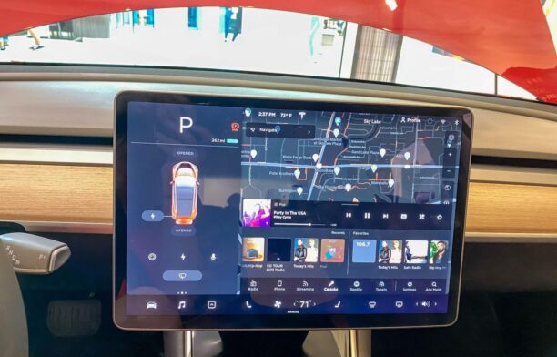 Ecranul tactil al unui autoturism Tesla Model 3. Sursa foto: Profimedia Images