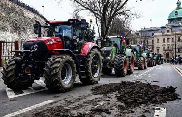 Fermierii cehi au aruncat joi bălegar în faţa clădirilor guvernamentale şi au blocat străzile din Praga cu tractoarele. Sursa foto: Profimedia Images