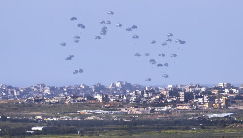 Israelul va permite altor țări să parașuteze ajutoare în Fâșia Gaza, a anunţat postul de radio al armatei israeliene