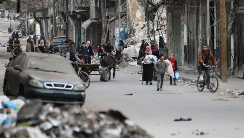 Palestinieni care părăsesc zona spitalului Al-Shifa. Sursa: Profimedia Images