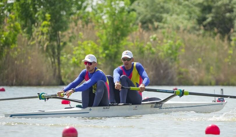 Medalie de argint pentru echipajul de dublu rame masculin (M2-), format din Florin Arteni și Florin Lehaci la Campionatele Europene de Canotaj 2024 de la Szeged. Sursa foto: Federația Română de Canotaj