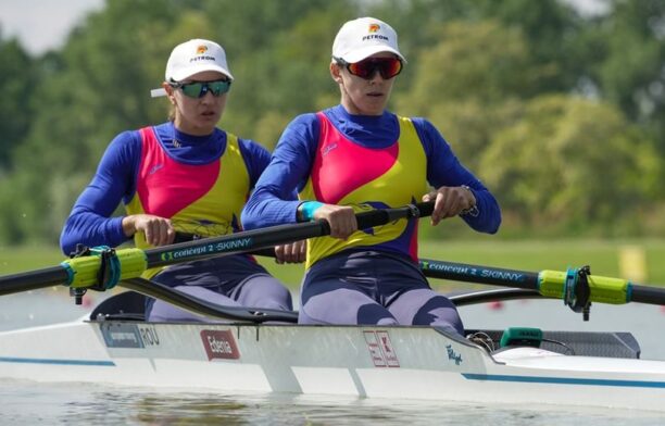 Medalia de aur pentru România în Finala probei de dublu rame feminin (W2-), prin echipajul compus din Ioana Vrînceanu și Roxana Anghel. Sursa foto: Federația Română de Canotaj