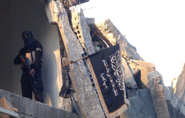 Luptător al Frontului Al-Nusra, în Siria. Sursa foto: Profimedia Images