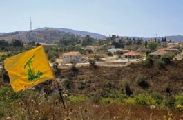Un steag Hezbollah flutură în câmpia Khiyam, pe partea libaneză a graniței cu Israelul. Sursa foto: Profimedia Images