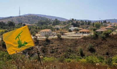 Un steag Hezbollah flutură în câmpia Khiyam, pe partea libaneză a graniței cu Israelul. Sursa foto: Profimedia Images