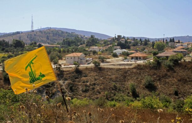 Un steag Hezbollah flutură în câmpia Khiyam, pe partea libaneză a graniței cu Israelul. Sursa foto: Profimedia Images